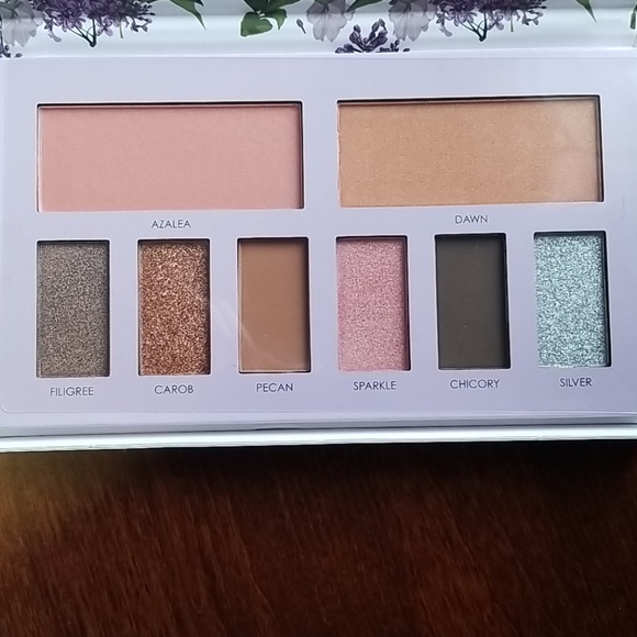 🎉Host Pick💖 Sakura + Sage Makeup - Picture 2 of 4